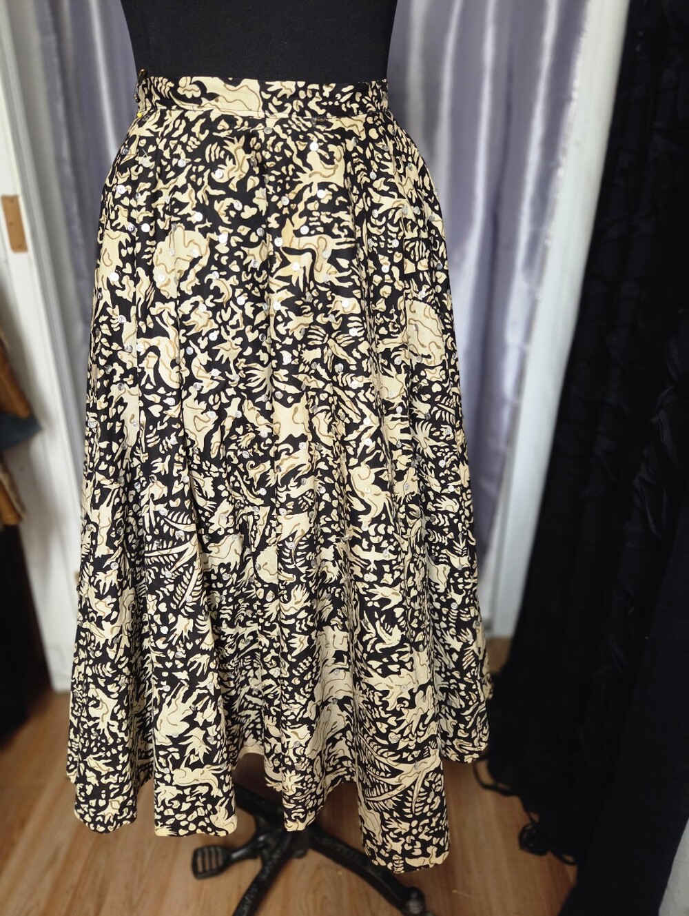 Vintage 1950 Very Full Skirt / Sequins